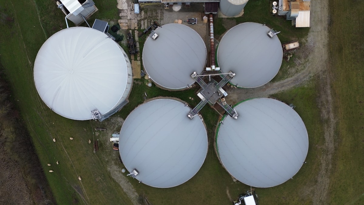 Compressed bio-gas plant with dome digesters